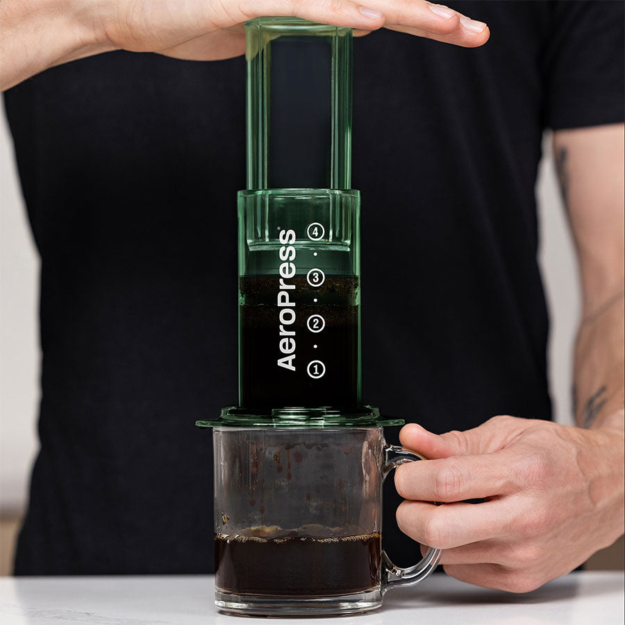 AeroPress Clear Kaffeebereiter Clear Green mit Tasse