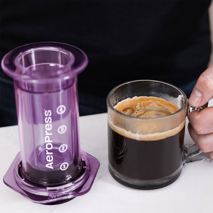 AeroPress Clear Kaffeebereiter Clear Purple mit Tasse
