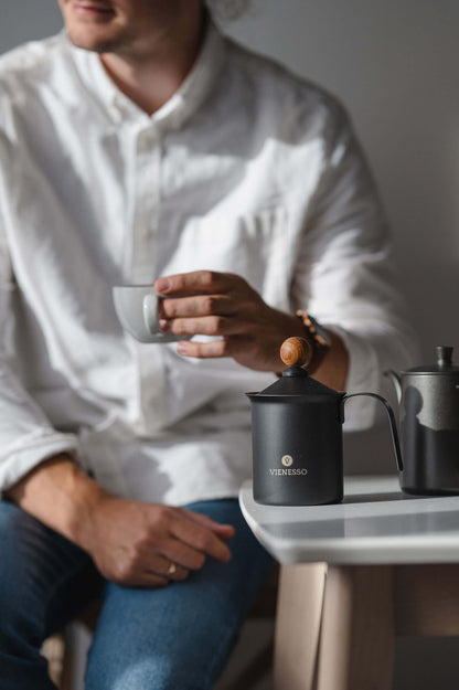 Manueller Hand-Milchaufschäumer aus Edelstahl mit Doppelsieb