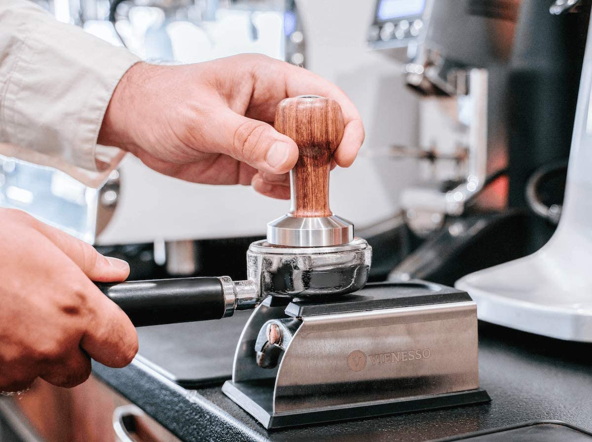 Tamper mit edlen Holzgriff - Espresso Stempel für den Barista inkl. Matte